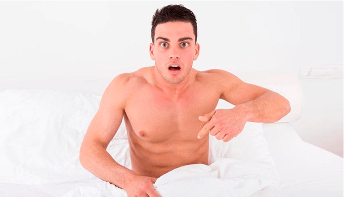 Un homme surpris par le résultat d’un agrandissement du pénis à la maison