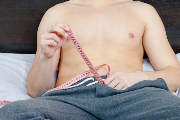 homme mesurant le pénis avant de l'agrandir