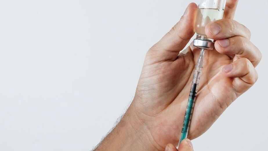 Injections de vaseline dans les organes génitaux.