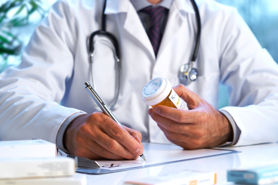 Le médecin prescrit des médicaments après une opération d’agrandissement du pénis.